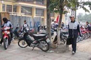 Hiệu trưởng “vi hành” bắt học sinh đi xe máy