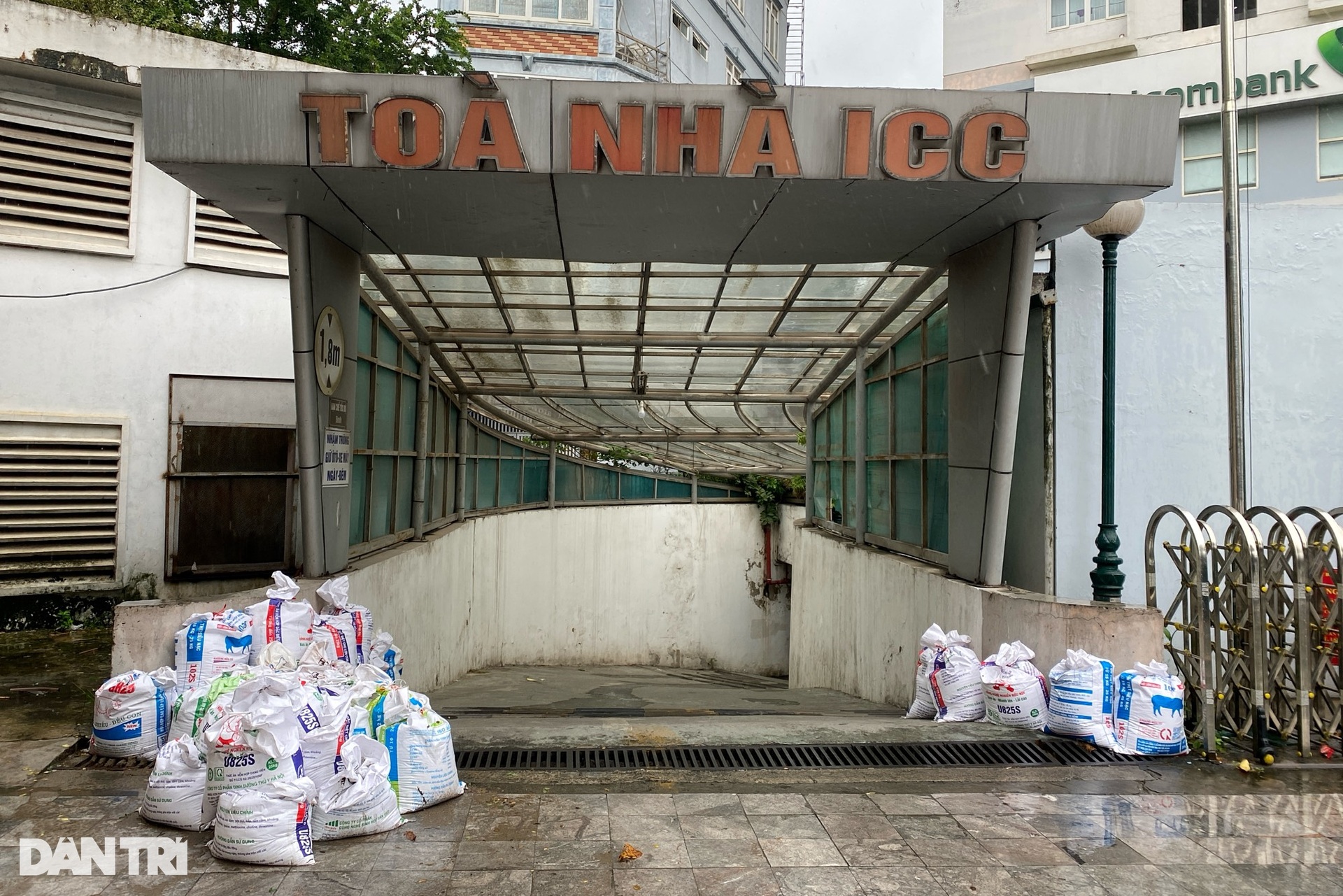 Người Hà Nội gia cố nhà cửa, chi 30 triệu đồng thuê xe container chặn cửa - 17 Người Hà Nội gia cố nhà cửa, chi 30 triệu đồng thuê xe container chặn cửa - 17