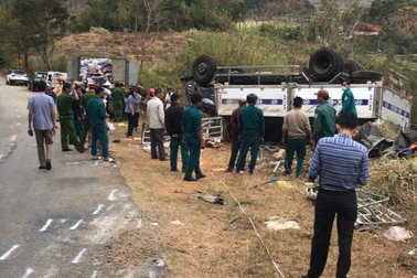 Lật xe chở hàng từ thiện, một người tử vong