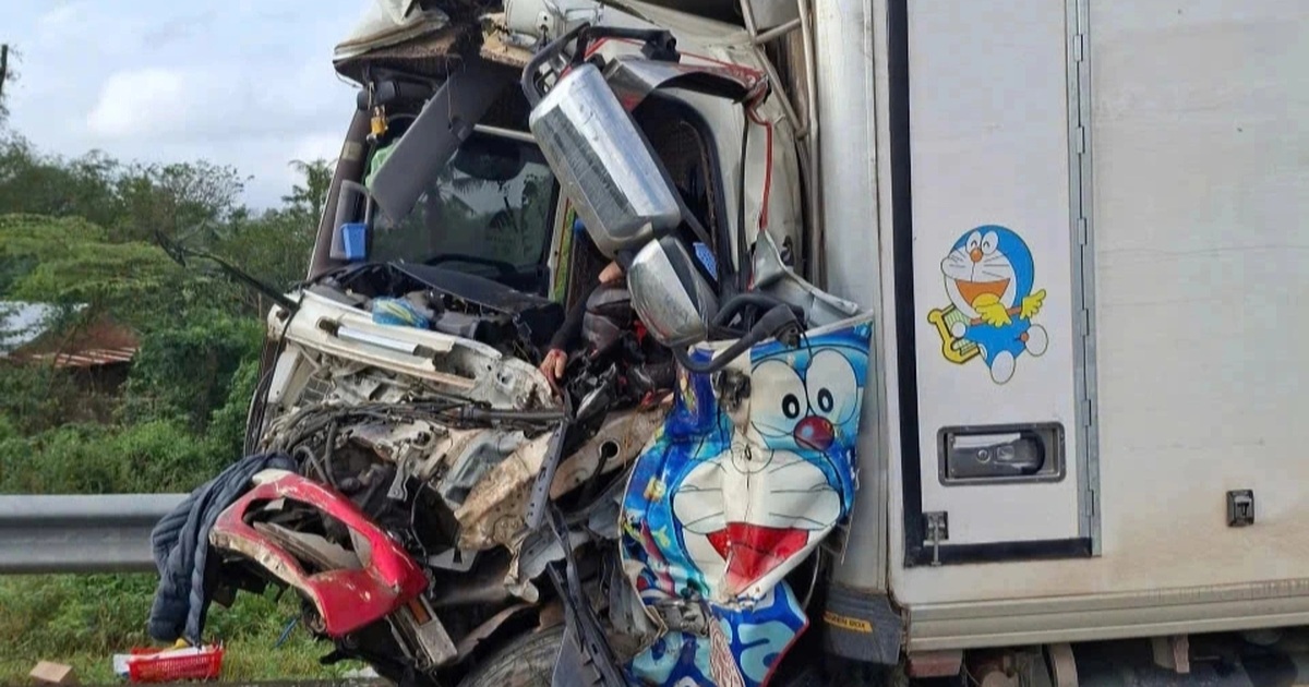 Xe tải tông đuôi xe đầu kéo, tài xế tử vong tại chỗ