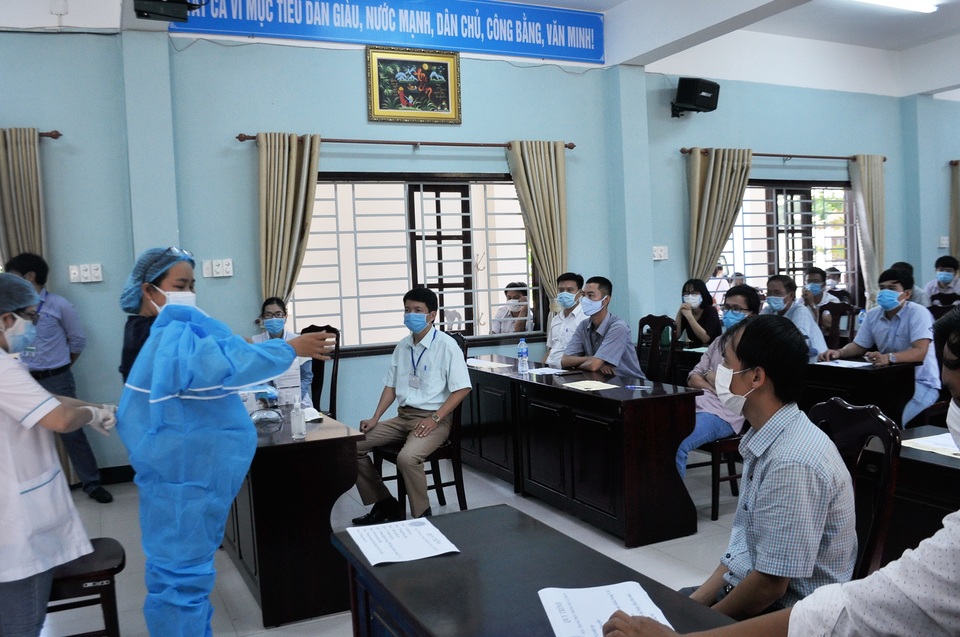 Cán bộ coi thi mặc đồ bảo hộ ở điểm thi tốt nghiệp của thí sinh diện F1, F2 - 3 Cán bộ coi thi mặc đồ bảo hộ ở điểm thi tốt nghiệp của thí sinh diện F1, F2 - 3