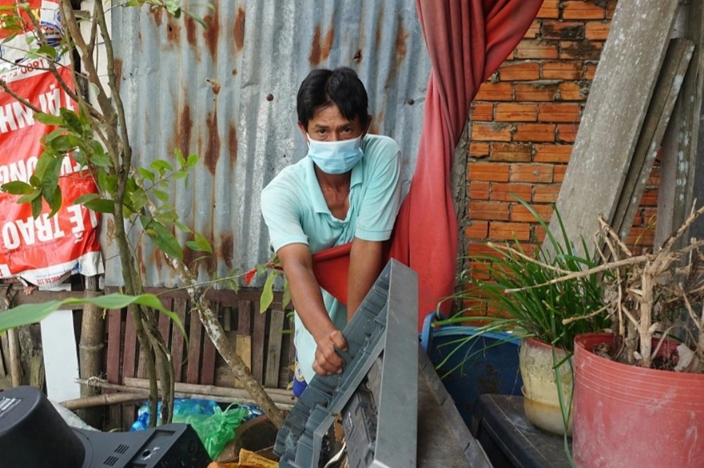 Cậu bé mồ côi mẹ và người cha bán vé số lao đao bởi đại dịch Covid-19 - 4 Cậu bé mồ côi mẹ và người cha bán vé số lao đao bởi đại dịch Covid-19 - 4