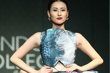 Hot girl Hà Lade tự tin nở nụ cười trên sàn catwalk