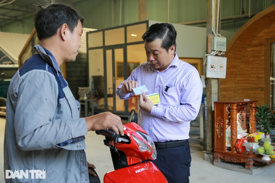 Cái kết cổ tích sau cú tạt đầu xe Mercedes của người shipper nghèo - 2 Cái kết cổ tích sau cú tạt đầu xe Mercedes của người shipper nghèo - 2