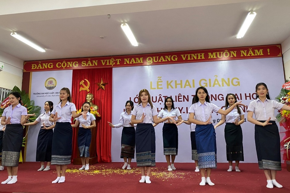 Đại học Huế: Khai giảng lớp học về Luật cho 64 lưu học sinh Lào - 1 Đại học Huế: Khai giảng lớp học về Luật cho 64 lưu học sinh Lào - 1