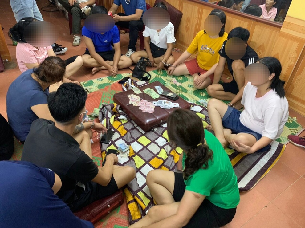 Cao Bằng: Bất chấp dịch bệnh, nhiều cán bộ xã tụ tập đánh bạc - 2 Cao Bằng: Bất chấp dịch bệnh, nhiều cán bộ xã tụ tập đánh bạc - 2