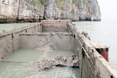 Bắt quả tang 2 tàu xả trộm 300m3 bùn thải xuống vịnh Hạ Long