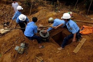 Nổ bình khí khi truy quét “vàng tặc”, 2 cán bộ trọng thương