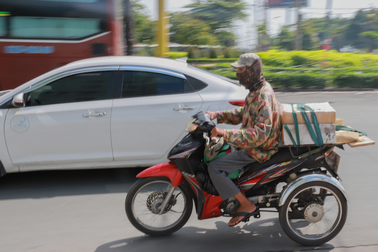 Lão shipper liệt 2 chân miệt mài giao hàng khắp TPHCM