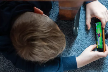 Bé 12 tuổi qua đời vì lên cơn đau tim trong khi chơi game bạo lực