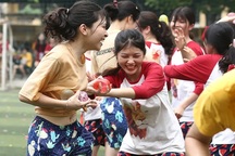 "Cuộc chiến" bóng nước dịp chia tay của teen cuối cấp THPT Yên Hòa