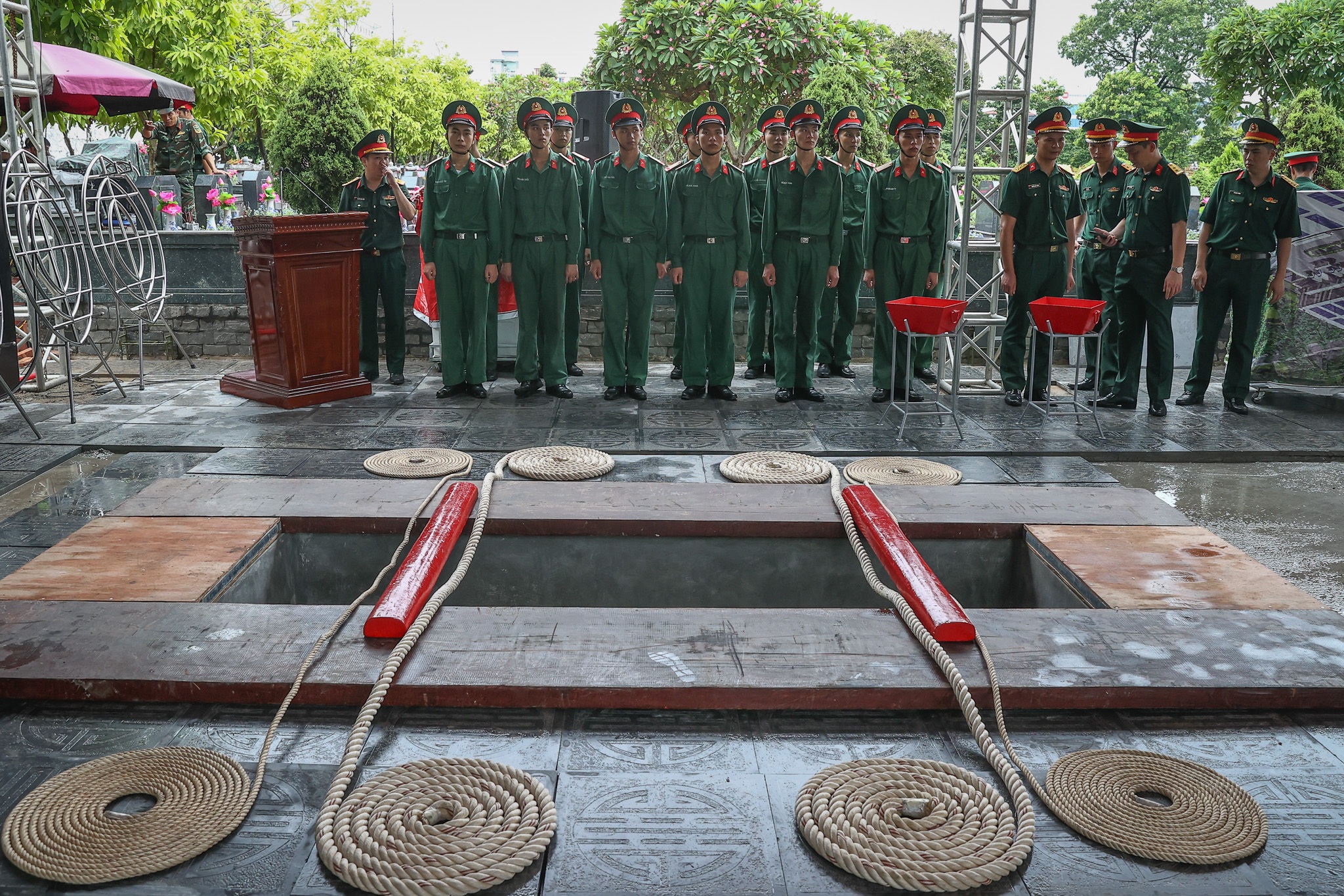 Chủ tịch nước Tô Lâm kiểm tra nơi yên nghỉ của Tổng Bí thư Nguyễn Phú Trọng - 4