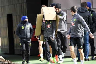 Costa mang thùng bìa vào sân tập để "đóng hộp" đồng đội