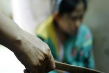 Vợ bị chồng ngoại quốc đoạt mạng vì mải bấm điện thoại: Vết nứt đáng sợ!