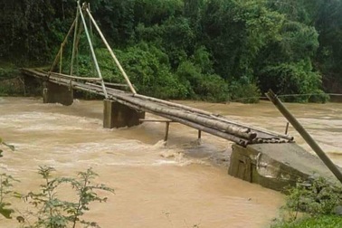 Trượt chân xuống sông Yên Lỗ, người đàn ông bị lũ cuốn trôi