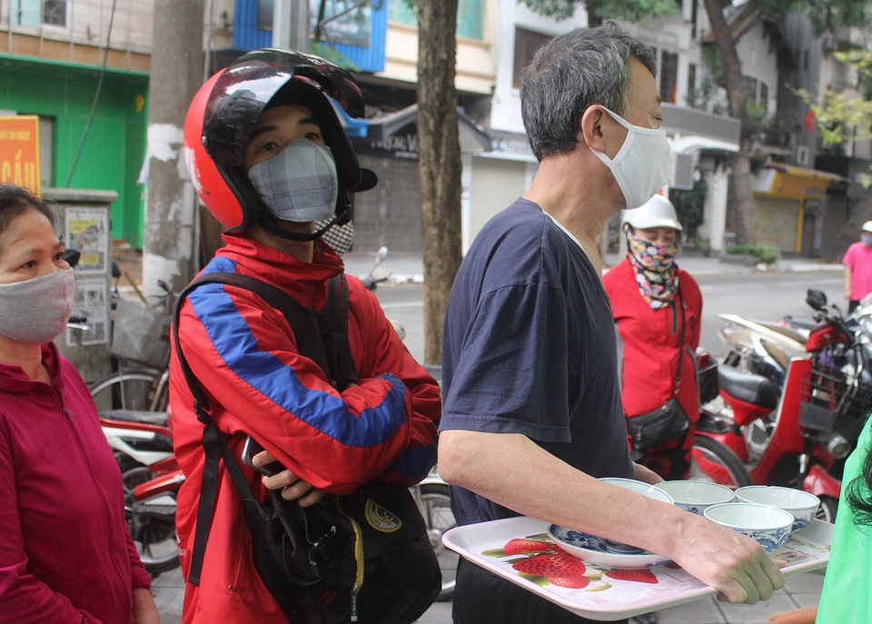 Người Hà Nội dậy từ 5 giờ sáng, bịt mặt, xếp hàng mua bánh trôi bánh chay - 11 Người Hà Nội dậy từ 5 giờ sáng, bịt mặt, xếp hàng mua bánh trôi bánh chay - 11