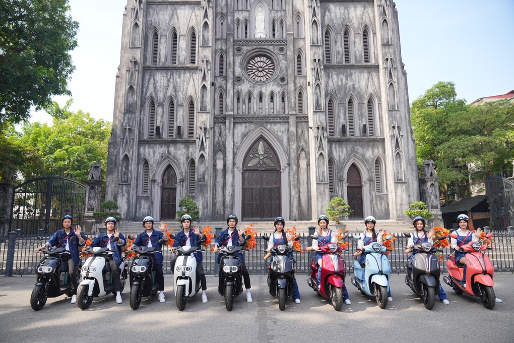 Bộ đôi Grande và Neos trao nghìn bó hoa tươi thắm nhân ngày 20/10 - 2 Bộ đôi Grande và Neos trao nghìn bó hoa tươi thắm nhân ngày 20/10 - 2