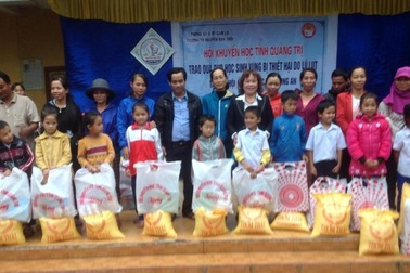 Hội khuyến học Quảng Trị trao hơn 100 suất học bổng, quà đến học sinh vùng lũ