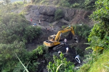 Ô tô chở 5 người lao xuống vực sâu 50m