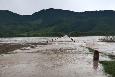 Mưa lũ gây sạt lở, chia cắt nhiều nơi, 46 người sơ tán khỏi vùng nguy hiểm