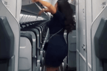 Nữ tiếp viên hàng không nói gì sau vụ nhảy múa gợi cảm trên máy bay?