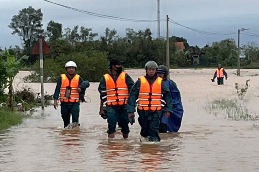 Công an hỗ trợ dân khiêng quan tài vượt nước lũ đi an táng - 2 Công an hỗ trợ dân khiêng quan tài vượt nước lũ đi an táng - 2