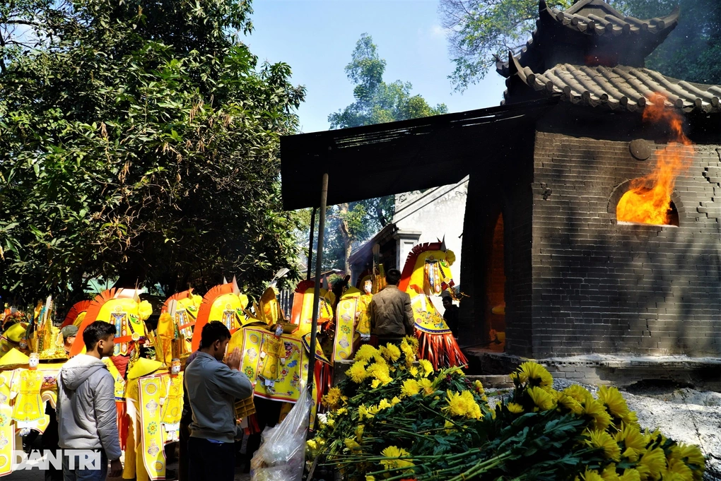 Bà nội trợ ở Hà Nội gây tranh cãi khi cúng lễ không bao giờ đốt vàng mã - 1 Bà nội trợ ở Hà Nội gây tranh cãi khi cúng lễ không bao giờ đốt vàng mã - 1