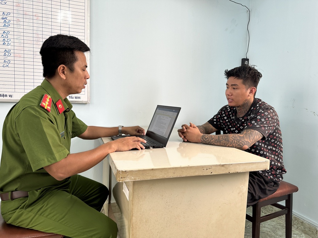 Cầm vật nhọn đe dọa cướp điện thoại của học sinh ở TPHCM - 1 Cầm vật nhọn đe dọa cướp điện thoại của học sinh ở TPHCM - 1