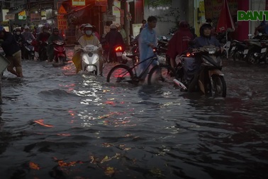 Đường ở TPHCM ngập lênh láng sau mưa lớn