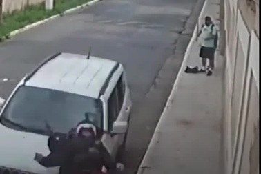 Tài xế dũng cảm lái ô tô tông thẳng 2 tên cướp có vũ trang