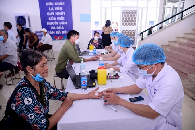 Các bác sĩ khám sức khỏe cho người dân.