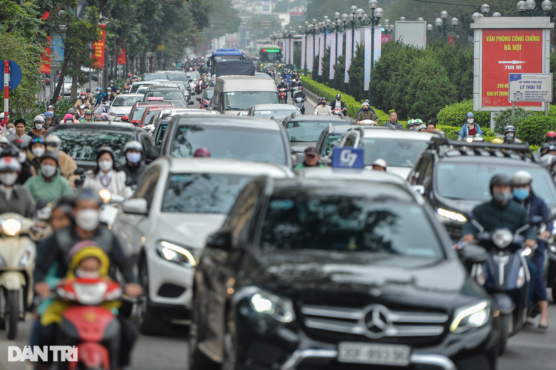 Ngày đi làm đầu năm, đường phố Hà Nội nơi thông thoáng, chỗ nhích từng mét - 3 Ngày đi làm đầu năm, đường phố Hà Nội nơi thông thoáng, chỗ nhích từng mét - 3