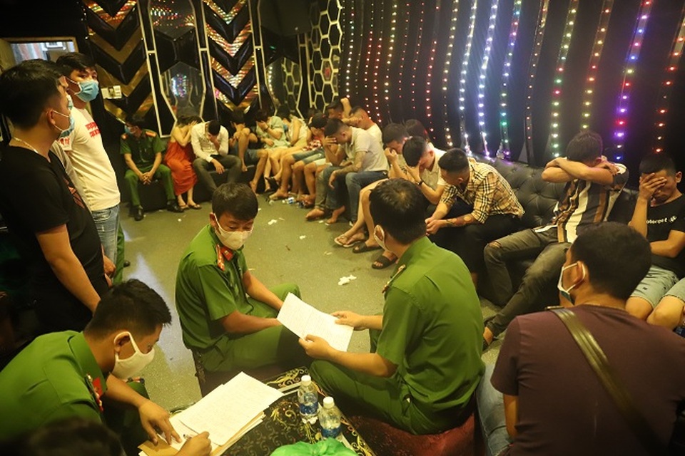 Bắt nữ chủ quán karaoke tham gia “tiệc ma túy” cùng khách - 1 Bắt nữ chủ quán karaoke tham gia “tiệc ma túy” cùng khách - 1