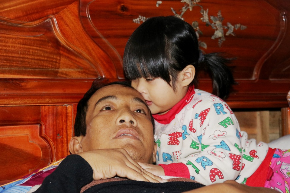 Người cha trẻ khát khao sự sống được bạn đọc giúp đỡ gần 170 triệu đồng - 2 Người cha trẻ khát khao sự sống được bạn đọc giúp đỡ gần 170 triệu đồng - 2