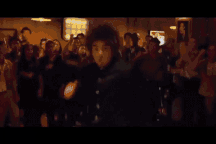 Thi triển lỗi chiêu "vô ảnh cước", võ sĩ đường phố ngã bất tỉnh