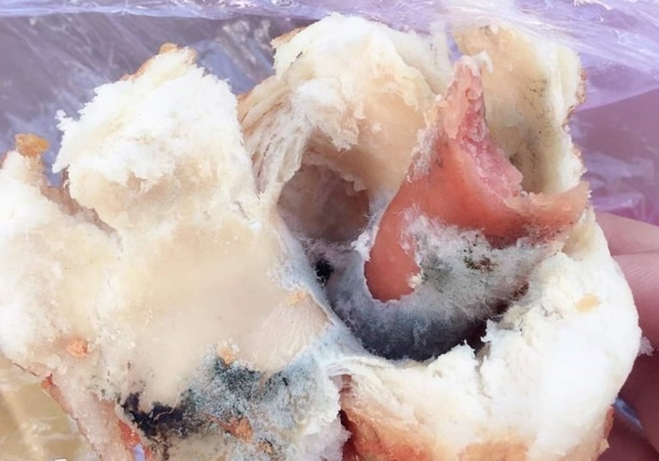 Phạt 27,5 triệu đồng cửa hàng bị tố bán bánh mì mốc, ôi thiu - 1 Phạt 27,5 triệu đồng cửa hàng bị tố bán bánh mì mốc, ôi thiu - 1