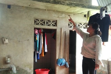 Hoang mang phát hiện bể nước nghi bị đổ thuốc diệt cỏ vào