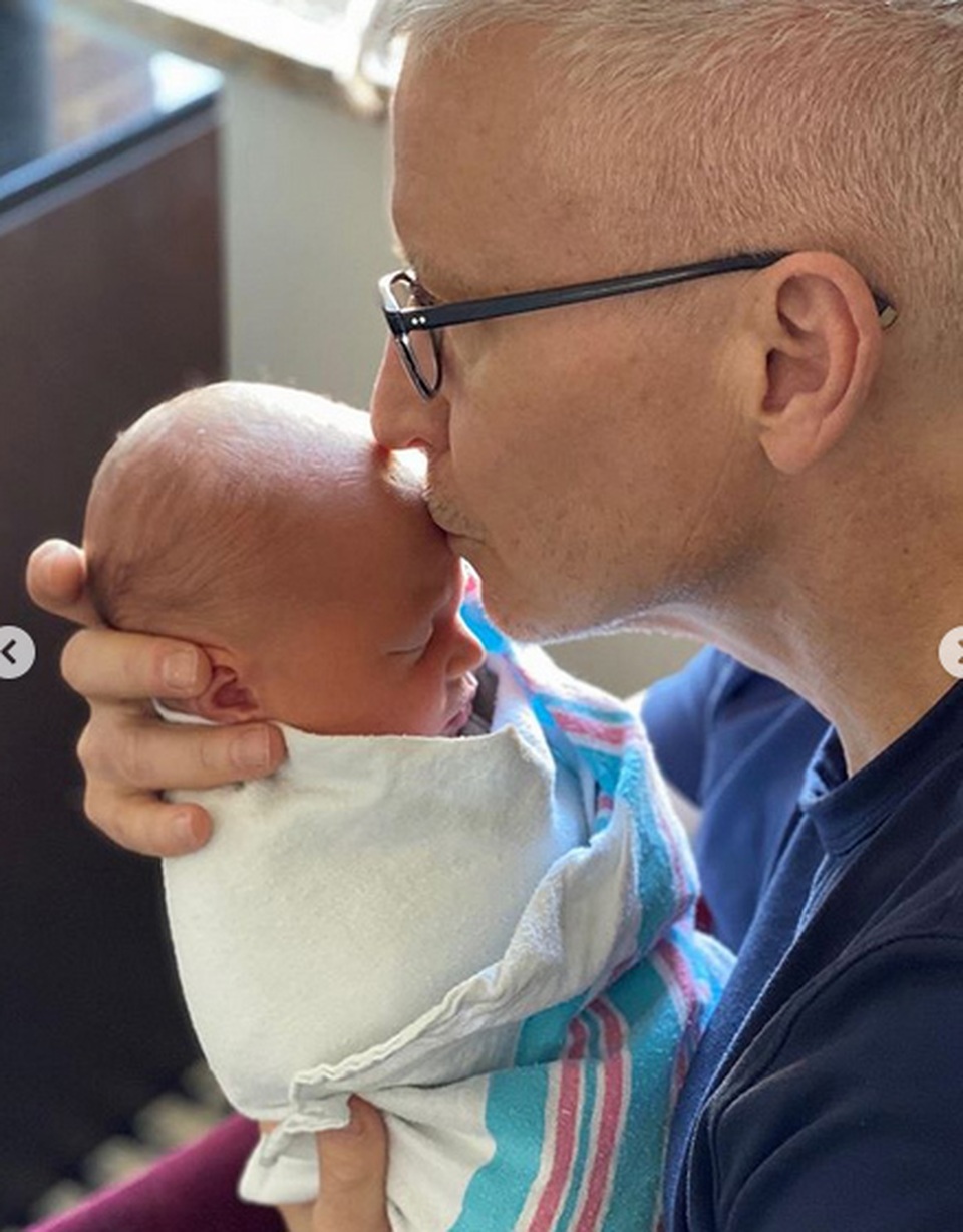 MC đồng tính Anderson Cooper làm cha lần đầu ở tuổi 53 - 2