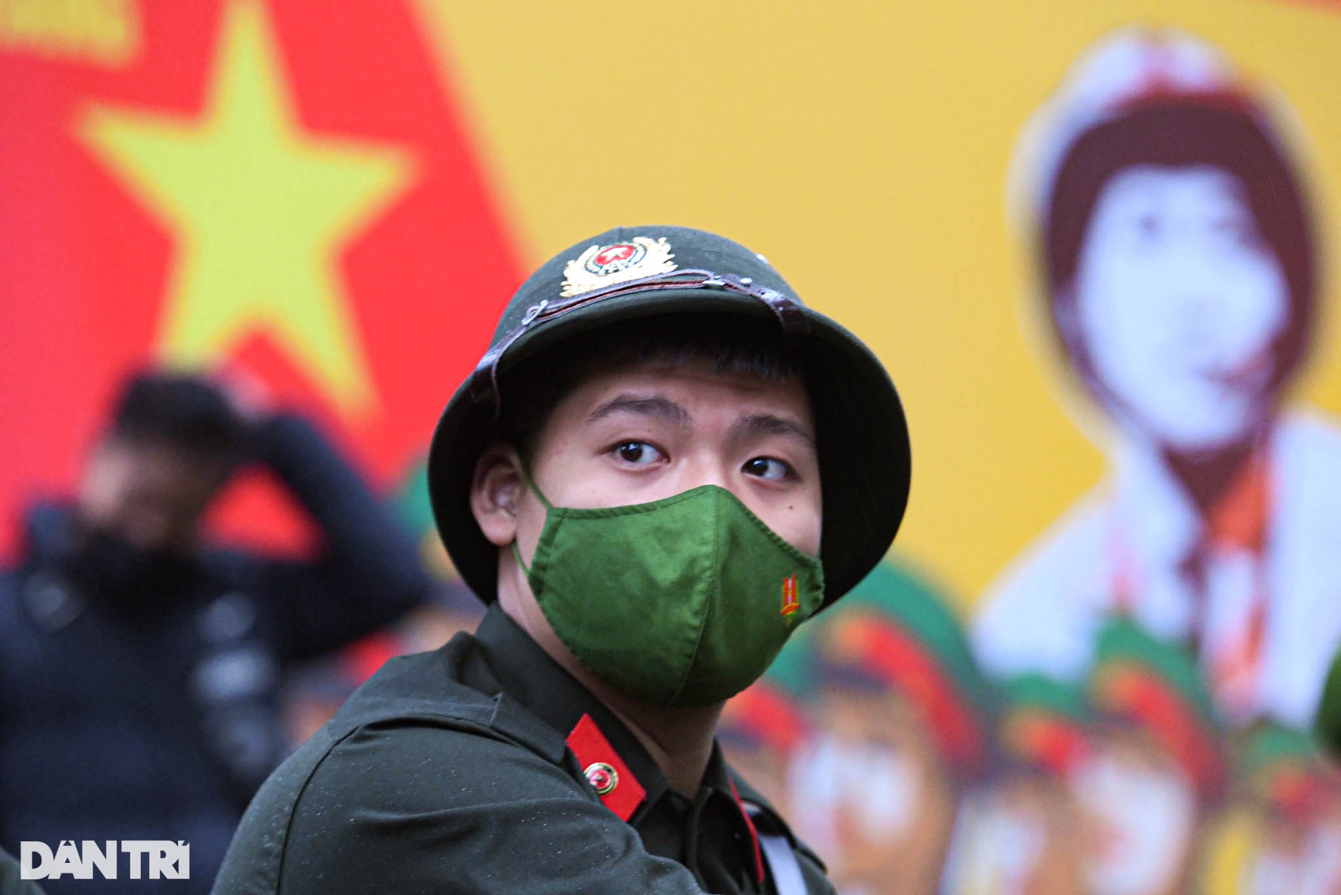 Xúc động hình ảnh người thân tiễn thanh niên Thủ đô lên đường nhập ngũ - 3 Xúc động hình ảnh người thân tiễn thanh niên Thủ đô lên đường nhập ngũ - 3