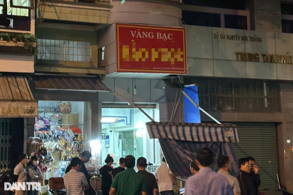 Cầm dao xông vào tiệm vàng rồi rơi từ tầng 3 xuống đất tử vong - 2 Cầm dao xông vào tiệm vàng rồi rơi từ tầng 3 xuống đất tử vong - 2