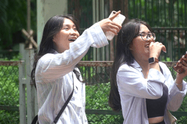 Người dân tò mò đến Sở Thú xem chú voọc lông vàng sau tin đồn "ngoại tình"