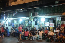 Cận cảnh “thiên đường” bia vỉa hè ăn khách nhất Hà Nội