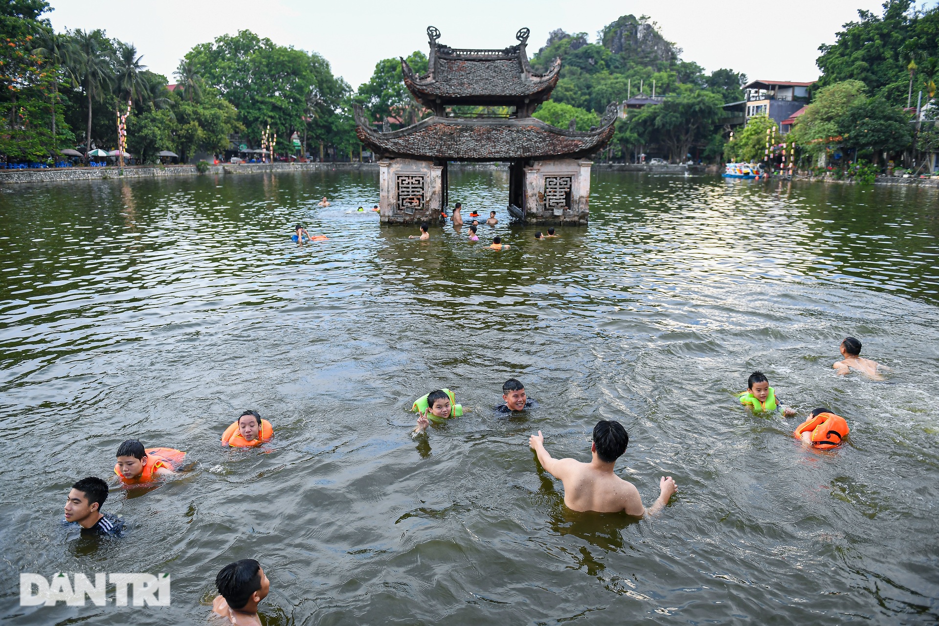 Hà Nội nắng nóng, trẻ nhỏ nhào lộn đã mắt ở hồ nước mát lạnh ven đô - 10 Hà Nội nắng nóng, trẻ nhỏ nhào lộn đã mắt ở hồ nước mát lạnh ven đô - 10