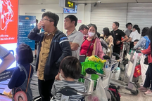 Khách đáp Tân Sơn Nhất "ngáp ngắn ngáp dài" chờ hành lý