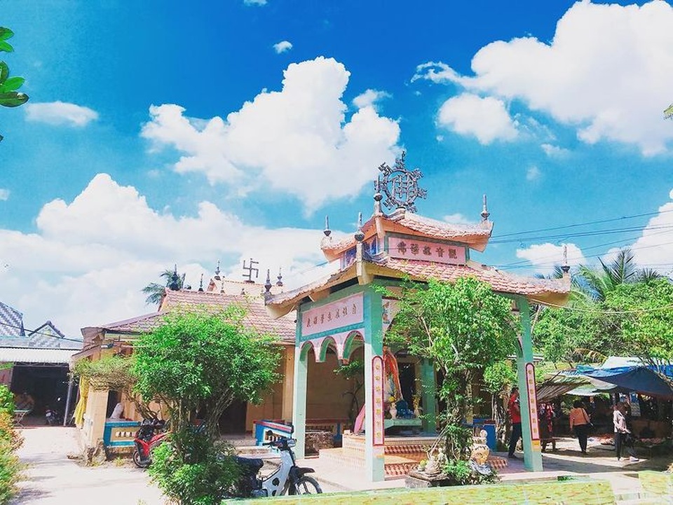 Ngôi chùa hút khách nhờ loài sen lạ, có thể cõng người trưởng thành - 1 Ngôi chùa hút khách nhờ loài sen lạ, có thể cõng người trưởng thành - 1