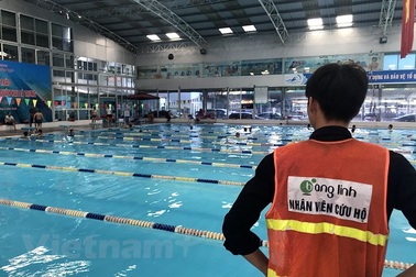 "Từ chối cho con bơi ở trường nếu không cho bố mẹ vào cùng giám sát"