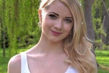 Nữ du khách xinh đẹp bị bắt vì ... mặc bikini