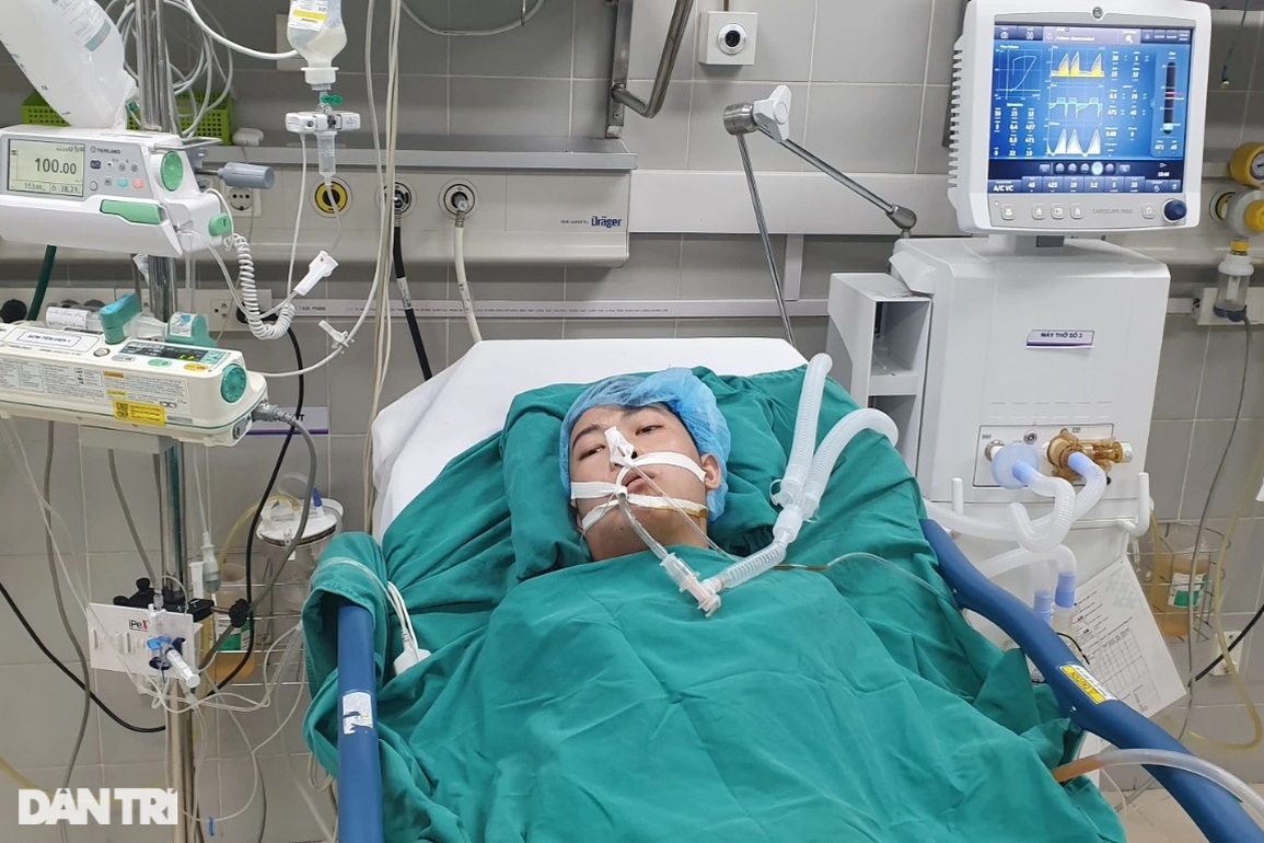 Bác sĩ kêu gọi cứu giúp em học sinh người Dao mang khối u khổng lồ - 5 Bác sĩ kêu gọi cứu giúp em học sinh người Dao mang khối u khổng lồ - 5