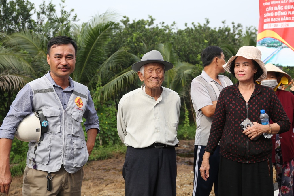 Người dân Bình Dương, Đồng Nai vui mừng trong ngày cầu Bạch Đằng 2 thông xe - 2 Người dân Bình Dương, Đồng Nai vui mừng trong ngày cầu Bạch Đằng 2 thông xe - 2