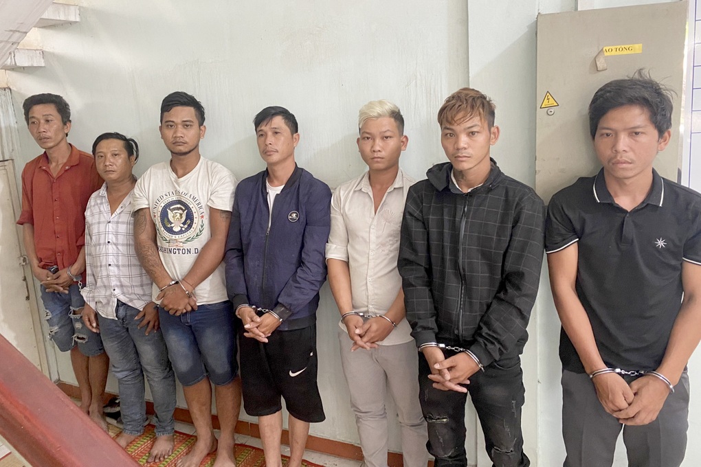 Tạm giữ nhóm thợ đâm chết vợ của cai thầu xây dựng - 1 Tạm giữ nhóm thợ đâm chết vợ của cai thầu xây dựng - 1